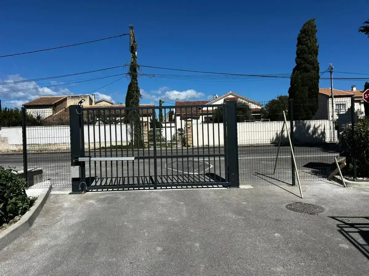 Fermeture de copropriété à Carpentras – Portail industriel motorisé