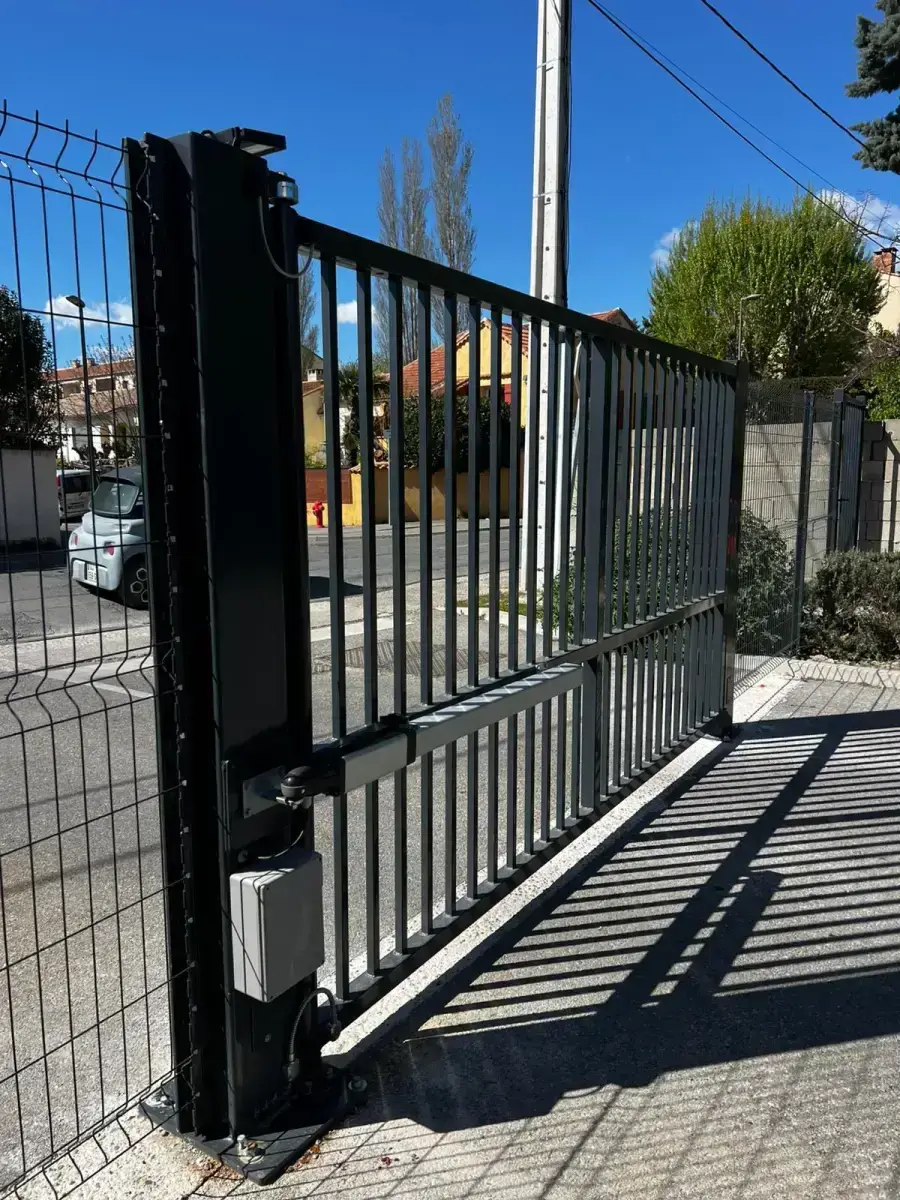 Fermeture de copropriété à Carpentras – Portail industriel motorisé - Image 2