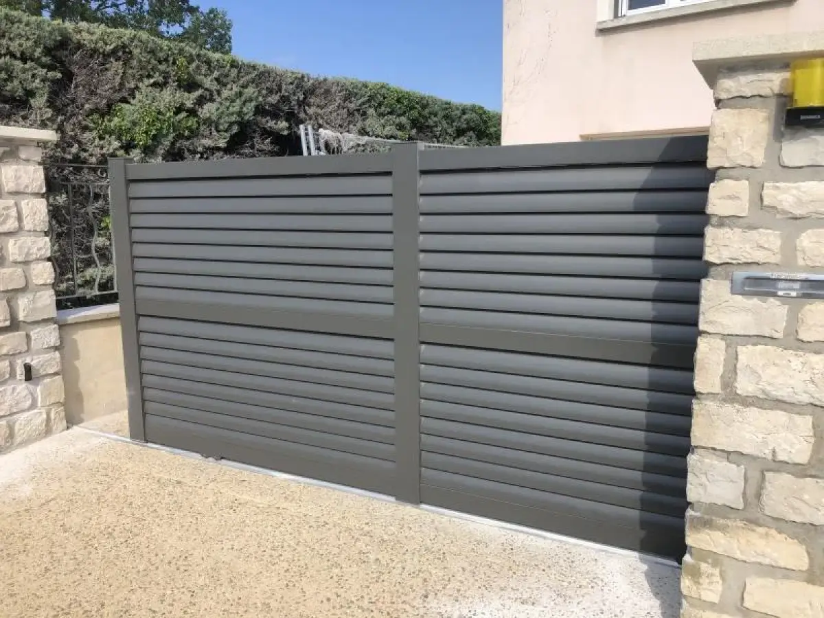 Portail aluminium plein